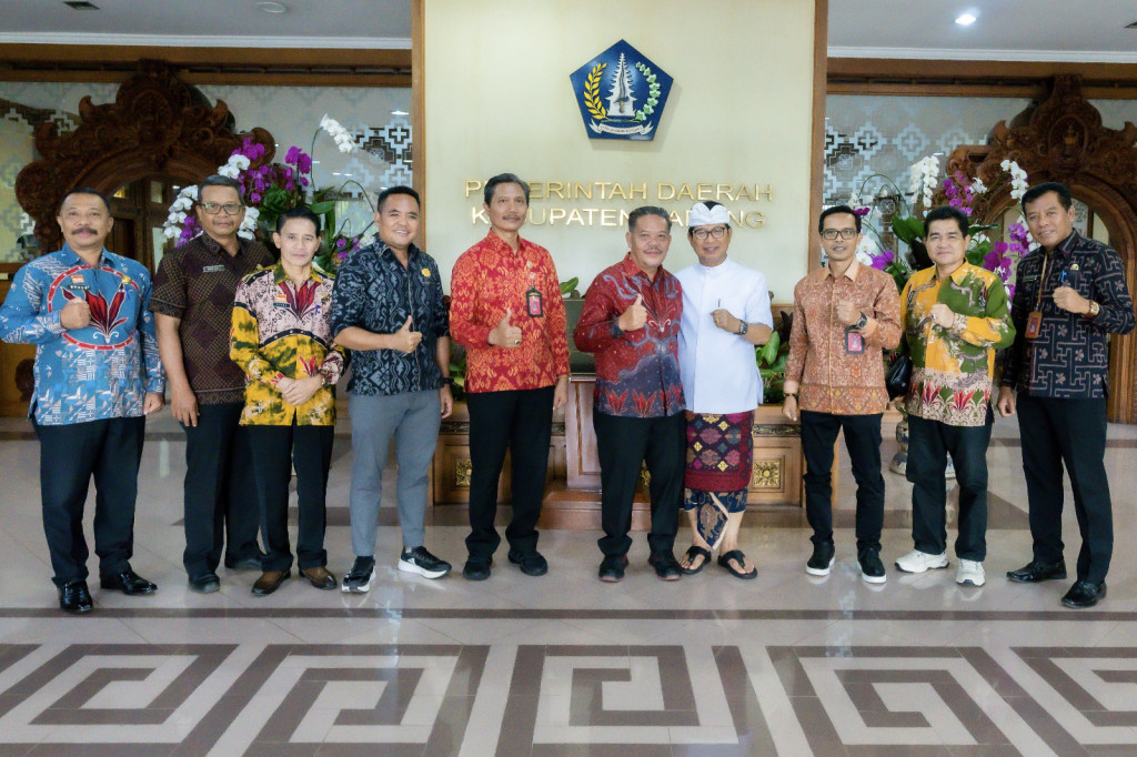 Sekda Adi Arnawa Terima Kunjungan Studi Tiru Bupati Sanggau, Kalbar